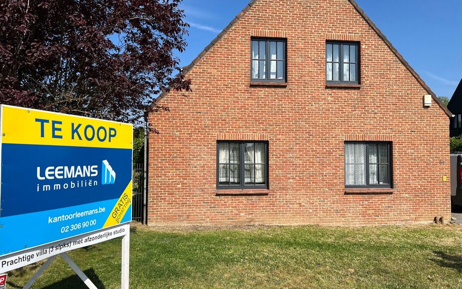 LEEMANS IMMOBILIËN vous propose cette villa exceptionnelle! Située dans la campagne de Relegem (commune d'Asse), à proximité de toutes les facilités et avec une accessibilité directe vers le Ring de Bruxelles. 

La superficie totale du site est de 7