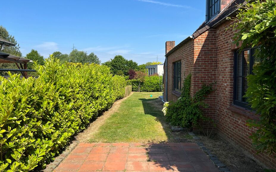 LEEMANS IMMOBILIËN vous propose cette villa exceptionnelle! Située dans la campagne de Relegem (commune d'Asse), à proximité de toutes les facilités et avec une accessibilité directe vers le Ring de Bruxelles. 

La superficie totale du site est de 7