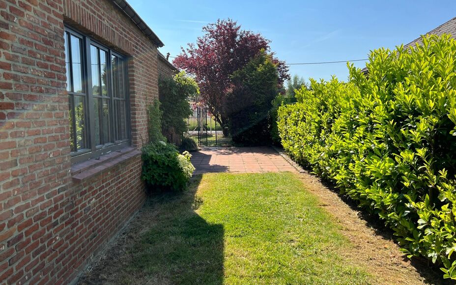 LEEMANS IMMOBILIËN vous propose cette villa exceptionnelle! Située dans la campagne de Relegem (commune d'Asse), à proximité de toutes les facilités et avec une accessibilité directe vers le Ring de Bruxelles. 

La superficie totale du site est de 7