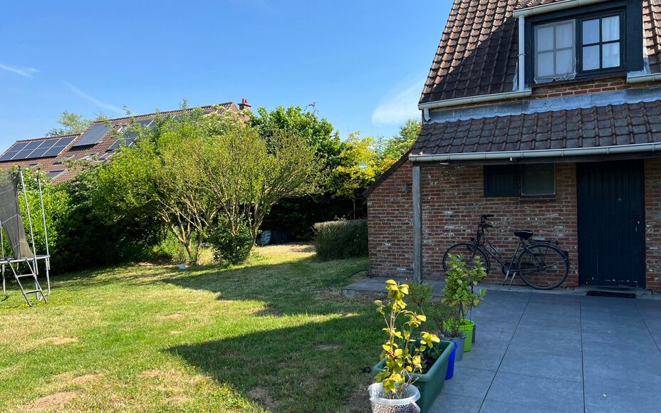 LEEMANS IMMOBILIËN vous propose cette villa exceptionnelle! Située dans la campagne de Relegem (commune d'Asse), à proximité de toutes les facilités et avec une accessibilité directe vers le Ring de Bruxelles. 

La superficie totale du site est de 7