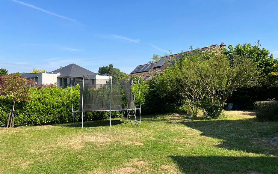 LEEMANS IMMOBILIËN vous propose cette villa exceptionnelle! Située dans la campagne de Relegem (commune d'Asse), à proximité de toutes les facilités et avec une accessibilité directe vers le Ring de Bruxelles. 

La superficie totale du site est de 7
