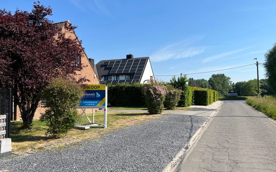 LEEMANS IMMOBILIËN vous propose cette villa exceptionnelle! Située dans la campagne de Relegem (commune d'Asse), à proximité de toutes les facilités et avec une accessibilité directe vers le Ring de Bruxelles. 

La superficie totale du site est de 7