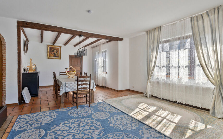 LEEMANS IMMOBILIËN vous propose cette villa exceptionnelle! Située dans la campagne de Relegem (commune d'Asse), à proximité de toutes les facilités et avec une accessibilité directe vers le Ring de Bruxelles. 

La superficie totale du site est de 7
