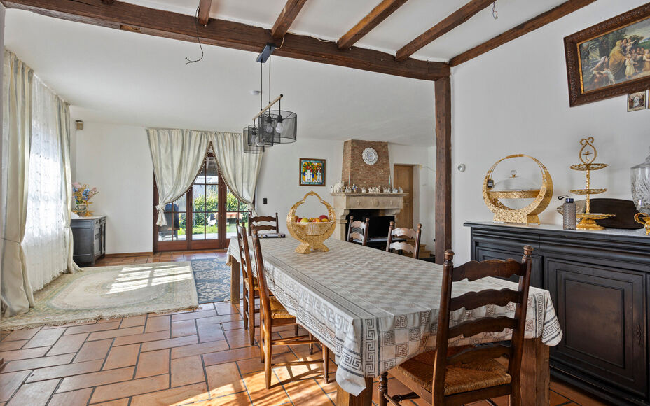 LEEMANS IMMOBILIËN vous propose cette villa exceptionnelle! Située dans la campagne de Relegem (commune d'Asse), à proximité de toutes les facilités et avec une accessibilité directe vers le Ring de Bruxelles. 

La superficie totale du site est de 7