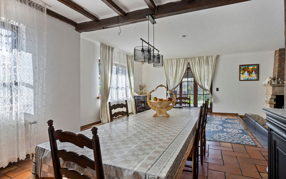 LEEMANS IMMOBILIËN vous propose cette villa exceptionnelle! Située dans la campagne de Relegem (commune d'Asse), à proximité de toutes les facilités et avec une accessibilité directe vers le Ring de Bruxelles. 

La superficie totale du site est de 7