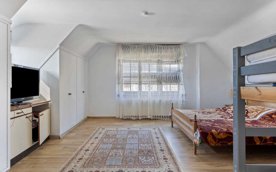 LEEMANS IMMOBILIËN vous propose cette villa exceptionnelle! Située dans la campagne de Relegem (commune d'Asse), à proximité de toutes les facilités et avec une accessibilité directe vers le Ring de Bruxelles. 

La superficie totale du site est de 7