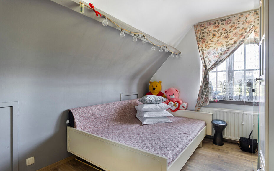 LEEMANS IMMOBILIËN vous propose cette villa exceptionnelle! Située dans la campagne de Relegem (commune d'Asse), à proximité de toutes les facilités et avec une accessibilité directe vers le Ring de Bruxelles. 

La superficie totale du site est de 7