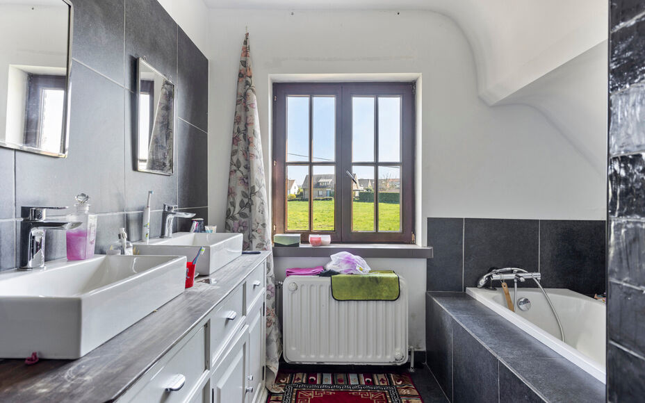 LEEMANS IMMOBILIËN vous propose cette villa exceptionnelle! Située dans la campagne de Relegem (commune d'Asse), à proximité de toutes les facilités et avec une accessibilité directe vers le Ring de Bruxelles. 

La superficie totale du site est de 7