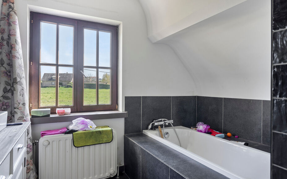 LEEMANS IMMOBILIËN vous propose cette villa exceptionnelle! Située dans la campagne de Relegem (commune d'Asse), à proximité de toutes les facilités et avec une accessibilité directe vers le Ring de Bruxelles. 

La superficie totale du site est de 7