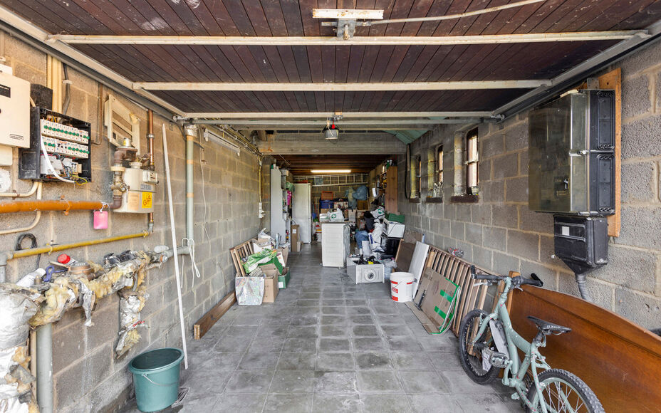 LEEMANS IMMOBILIËN vous propose cette villa exceptionnelle! Située dans la campagne de Relegem (commune d'Asse), à proximité de toutes les facilités et avec une accessibilité directe vers le Ring de Bruxelles. 

La superficie totale du site est de 7