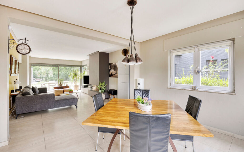 LEEMANS IMMOBILIËN est fier de vous présenter cette maison de quatre façades, située tranquillement dans une impasse

En entrant dans la maison, vous arrivez dans un hall d'entrée spacieux qui donne directement accès à l'agréable et lumineux espac