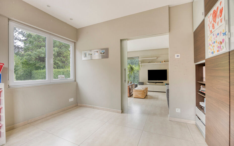 LEEMANS IMMOBILIËN est fier de vous présenter cette maison de quatre façades, située tranquillement dans une impasse

En entrant dans la maison, vous arrivez dans un hall d'entrée spacieux qui donne directement accès à l'agréable et lumineux espac