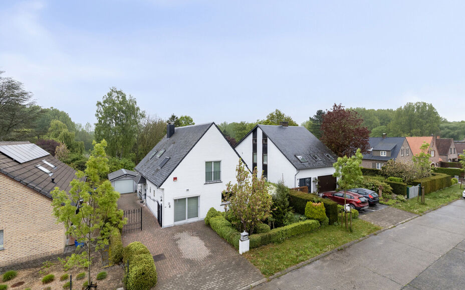 Vous recherchez une oasis de paix et d'accessibilité facile ? Alors Leemans Real Estate vous propose cette villa magnifiquement entretenue dans le quartier populaire de Rondebos. Situé dans une impasse calme, juste à côté d'une réserve naturelle de 