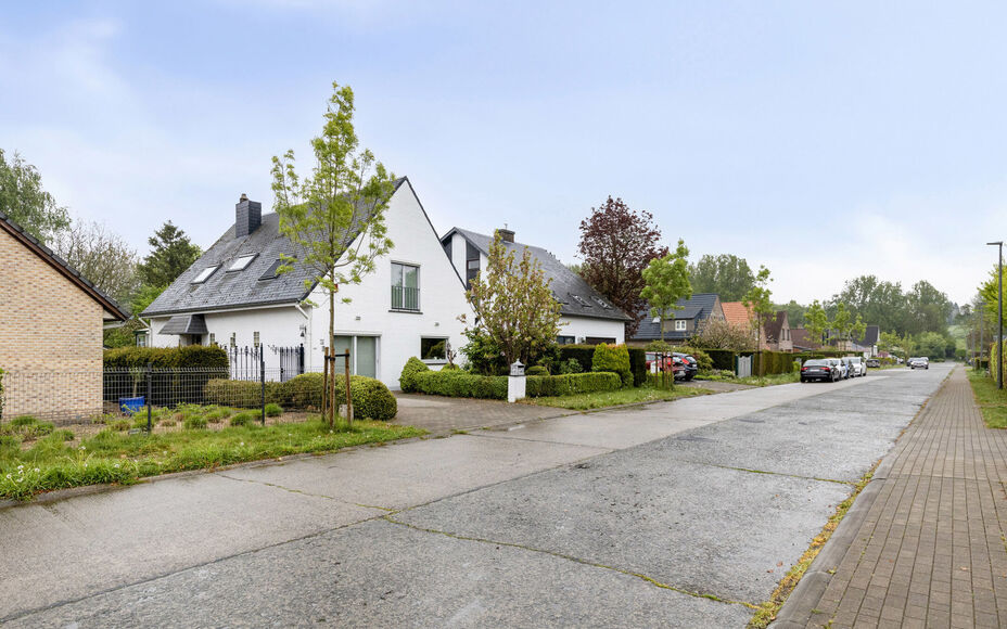 Vous recherchez une oasis de paix et d'accessibilité facile ? Alors Leemans Real Estate vous propose cette villa magnifiquement entretenue dans le quartier populaire de Rondebos. Situé dans une impasse calme, juste à côté d'une réserve naturelle de 