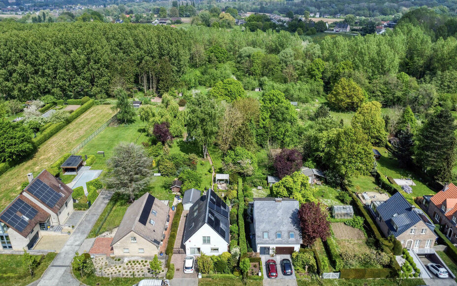 Vous recherchez une oasis de paix et d'accessibilité facile ? Alors Leemans Real Estate vous propose cette villa magnifiquement entretenue dans le quartier populaire de Rondebos. Situé dans une impasse calme, juste à côté d'une réserve naturelle de 