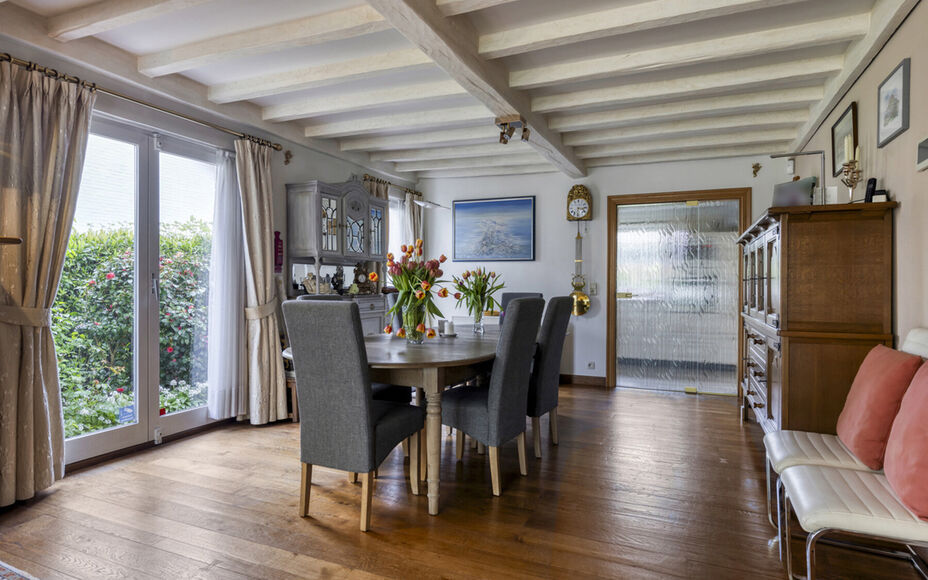 Vous recherchez une oasis de paix et d'accessibilité facile ? Alors Leemans Real Estate vous propose cette villa magnifiquement entretenue dans le quartier populaire de Rondebos. Situé dans une impasse calme, juste à côté d'une réserve naturelle de 