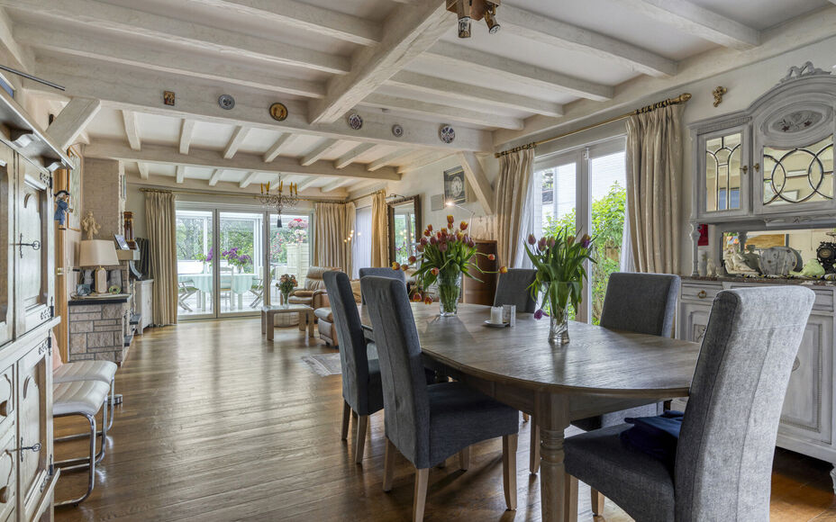 Vous recherchez une oasis de paix et d'accessibilité facile ? Alors Leemans Real Estate vous propose cette villa magnifiquement entretenue dans le quartier populaire de Rondebos. Situé dans une impasse calme, juste à côté d'une réserve naturelle de 