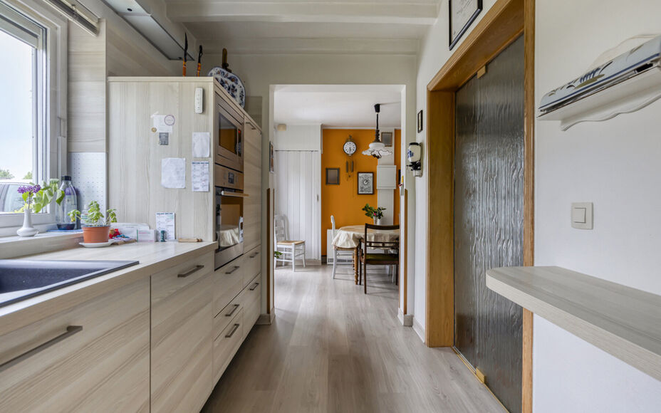 Vous recherchez une oasis de paix et d'accessibilité facile ? Alors Leemans Real Estate vous propose cette villa magnifiquement entretenue dans le quartier populaire de Rondebos. Situé dans une impasse calme, juste à côté d'une réserve naturelle de 