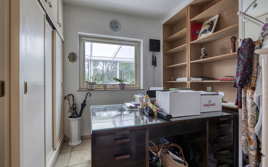 Vous recherchez une oasis de paix et d'accessibilité facile ? Alors Leemans Real Estate vous propose cette villa magnifiquement entretenue dans le quartier populaire de Rondebos. Situé dans une impasse calme, juste à côté d'une réserve naturelle de 
