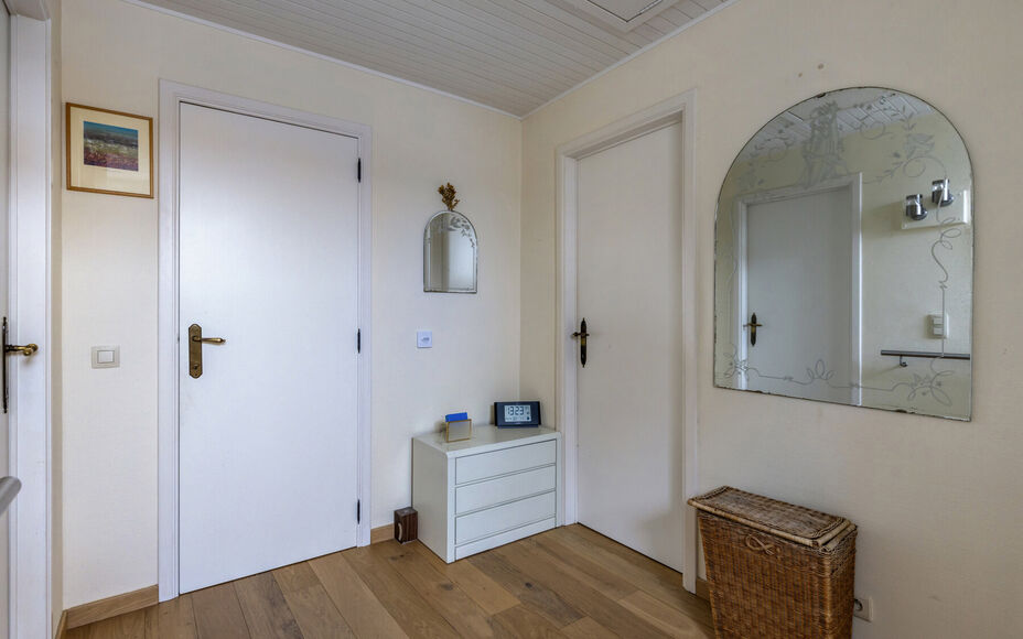 Vous recherchez une oasis de paix et d'accessibilité facile ? Alors Leemans Real Estate vous propose cette villa magnifiquement entretenue dans le quartier populaire de Rondebos. Situé dans une impasse calme, juste à côté d'une réserve naturelle de 