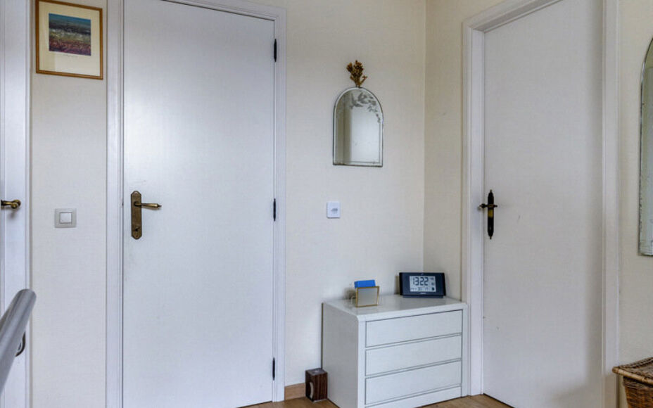 Vous recherchez une oasis de paix et d'accessibilité facile ? Alors Leemans Real Estate vous propose cette villa magnifiquement entretenue dans le quartier populaire de Rondebos. Situé dans une impasse calme, juste à côté d'une réserve naturelle de 