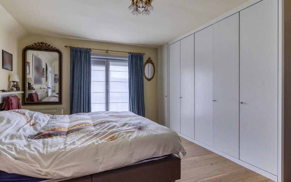 Vous recherchez une oasis de paix et d'accessibilité facile ? Alors Leemans Real Estate vous propose cette villa magnifiquement entretenue dans le quartier populaire de Rondebos. Situé dans une impasse calme, juste à côté d'une réserve naturelle de 