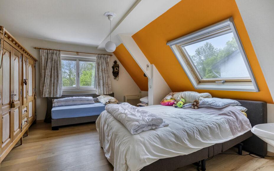 Vous recherchez une oasis de paix et d'accessibilité facile ? Alors Leemans Real Estate vous propose cette villa magnifiquement entretenue dans le quartier populaire de Rondebos. Situé dans une impasse calme, juste à côté d'une réserve naturelle de 