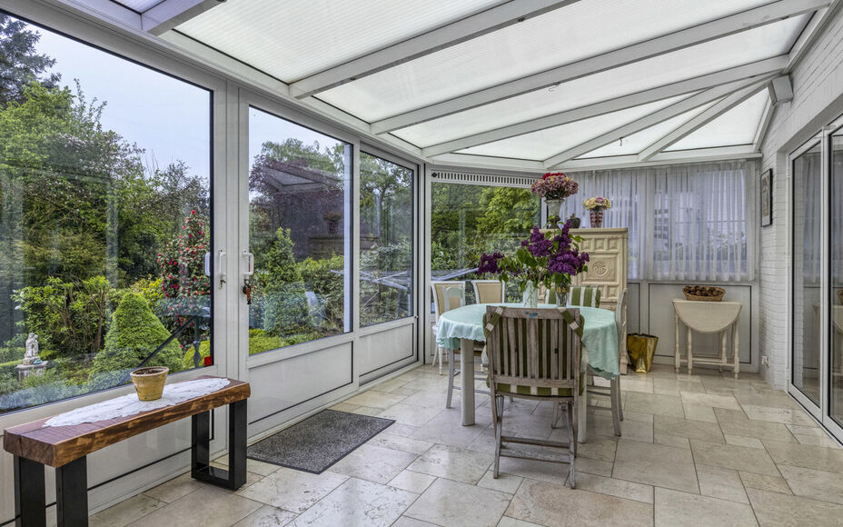 Vous recherchez une oasis de paix et d'accessibilité facile ? Alors Leemans Real Estate vous propose cette villa magnifiquement entretenue dans le quartier populaire de Rondebos. Situé dans une impasse calme, juste à côté d'une réserve naturelle de 