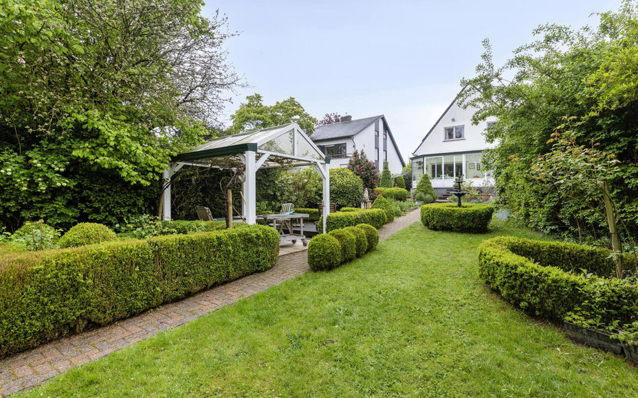 Vous recherchez une oasis de paix et d'accessibilité facile ? Alors Leemans Real Estate vous propose cette villa magnifiquement entretenue dans le quartier populaire de Rondebos. Situé dans une impasse calme, juste à côté d'une réserve naturelle de 