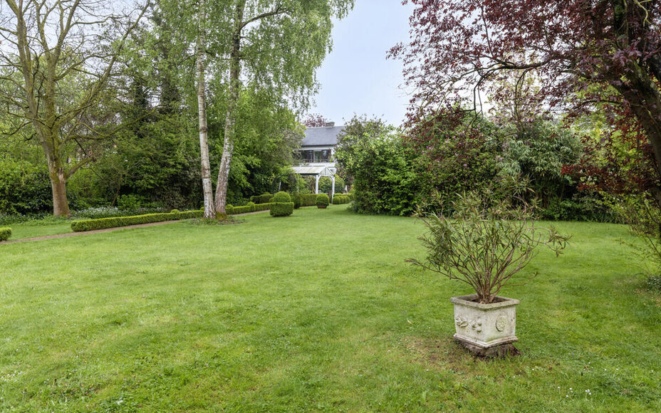 Vous recherchez une oasis de paix et d'accessibilité facile ? Alors Leemans Real Estate vous propose cette villa magnifiquement entretenue dans le quartier populaire de Rondebos. Situé dans une impasse calme, juste à côté d'une réserve naturelle de 