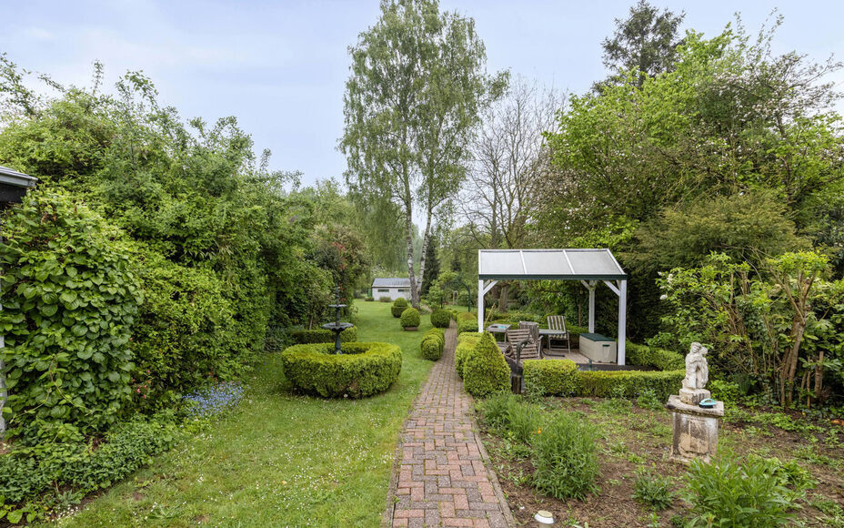 Vous recherchez une oasis de paix et d'accessibilité facile ? Alors Leemans Real Estate vous propose cette villa magnifiquement entretenue dans le quartier populaire de Rondebos. Situé dans une impasse calme, juste à côté d'une réserve naturelle de 