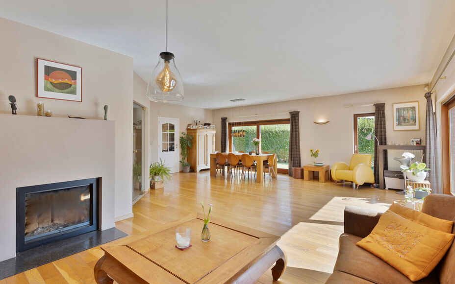 Leemans immobiliën vous propose cette villa magnifiquement située dans la belle ville de Dilbeek. En raison de son emplacement central, toutes les commodités telles que les magasins, les supermarchés, les transports publics, les écoles, les infrastru