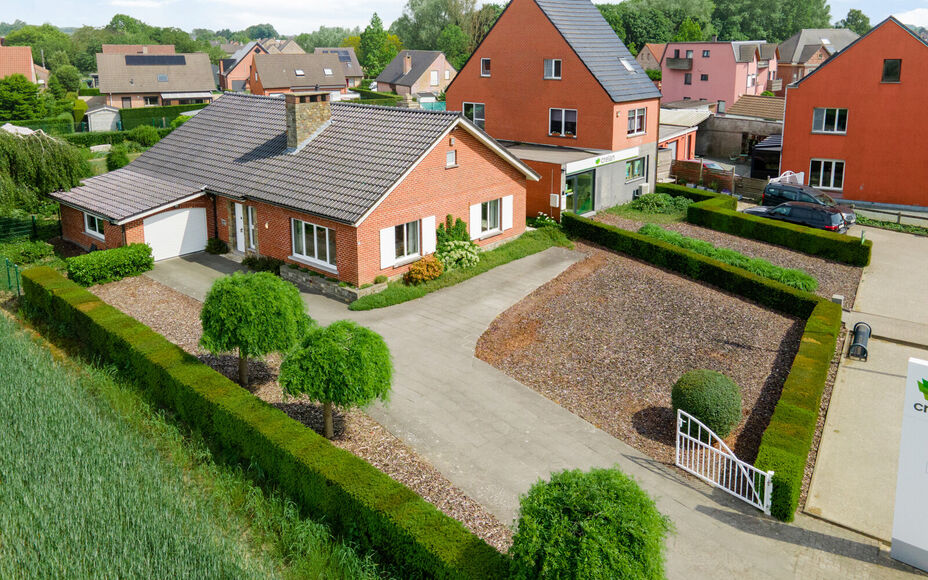 Leemans Real Estate vous propose cette villa clé en main, située sur un terrain spacieux d'environ 30 ares (0,3 acre), avec un espace commercial/bureau moderne attenant de 101 m² (100 pieds carrés). Plusieurs places de parking sont disponibles dans l'