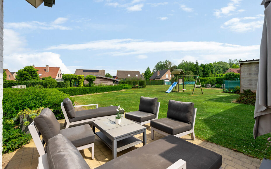 Leemans Real Estate vous propose cette villa clé en main, située sur un terrain spacieux d'environ 30 ares (0,3 acre), avec un espace commercial/bureau moderne attenant de 101 m² (100 pieds carrés). Plusieurs places de parking sont disponibles dans l'