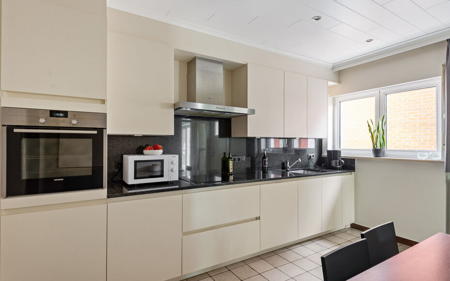 Leemans Real Estate vous propose cette villa clé en main, située sur un terrain spacieux d'environ 30 ares (0,3 acre), avec un espace commercial/bureau moderne attenant de 101 m² (100 pieds carrés). Plusieurs places de parking sont disponibles dans l'