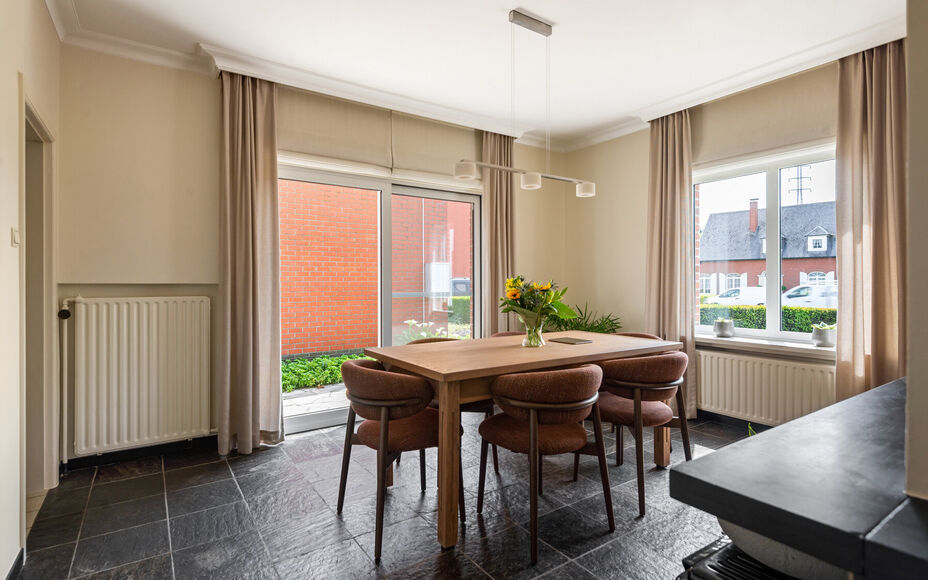 Leemans Real Estate vous propose cette villa clé en main, située sur un terrain spacieux d'environ 30 ares (0,3 acre), avec un espace commercial/bureau moderne attenant de 101 m² (100 pieds carrés). Plusieurs places de parking sont disponibles dans l'