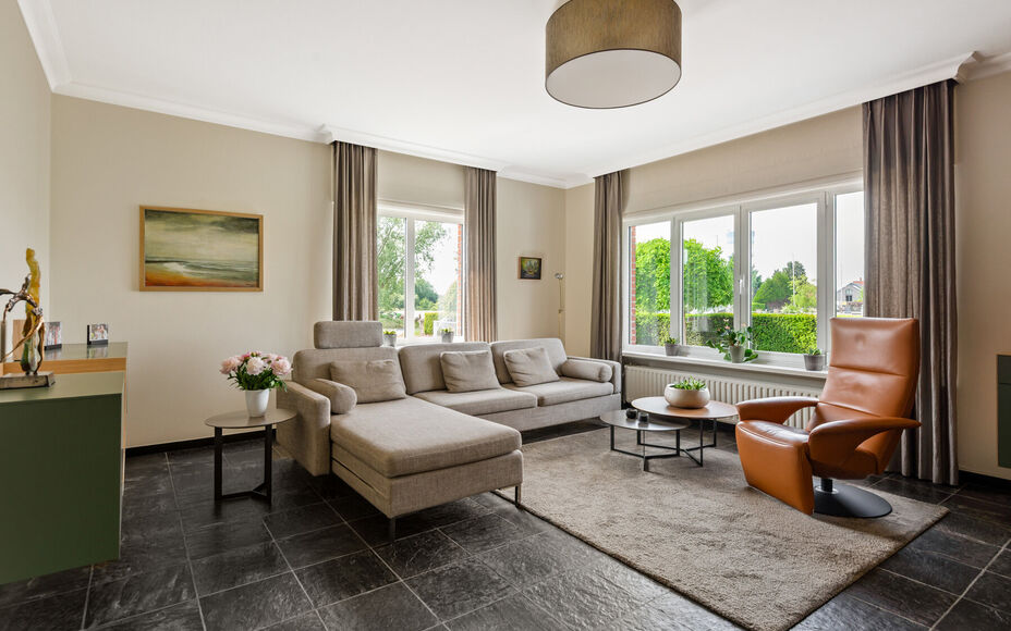 Leemans Real Estate vous propose cette villa clé en main, située sur un terrain spacieux d'environ 30 ares (0,3 acre), avec un espace commercial/bureau moderne attenant de 101 m² (100 pieds carrés). Plusieurs places de parking sont disponibles dans l'