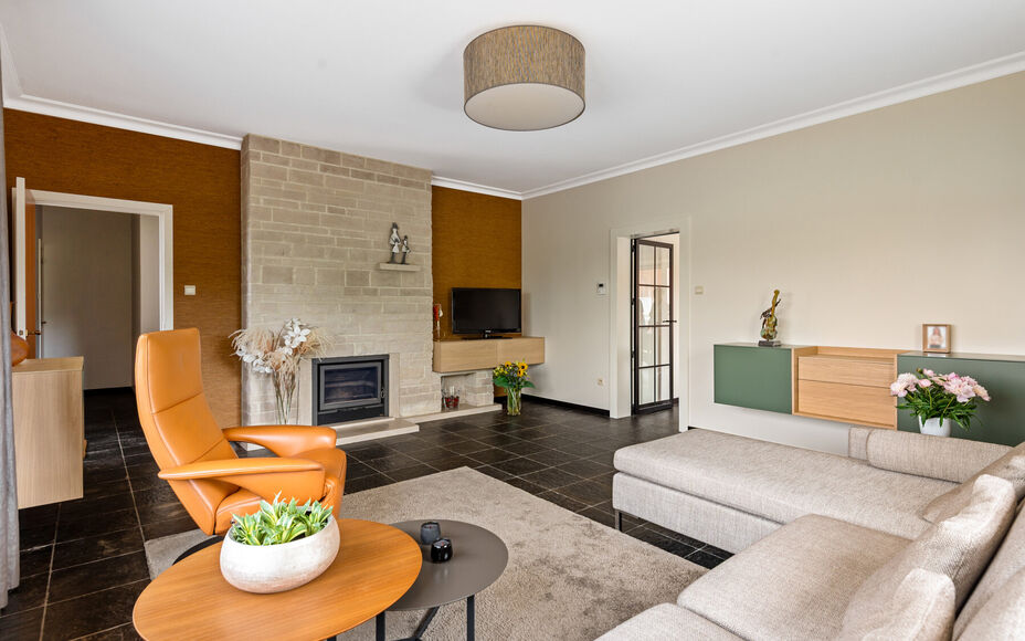 Leemans Real Estate vous propose cette villa clé en main, située sur un terrain spacieux d'environ 30 ares (0,3 acre), avec un espace commercial/bureau moderne attenant de 101 m² (100 pieds carrés). Plusieurs places de parking sont disponibles dans l'