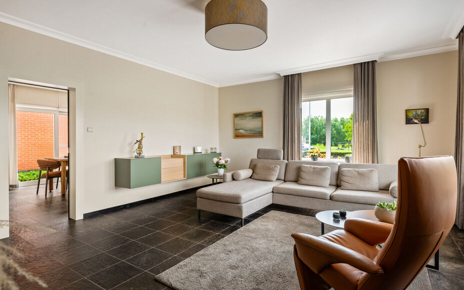 Leemans Real Estate vous propose cette villa clé en main, située sur un terrain spacieux d'environ 30 ares (0,3 acre), avec un espace commercial/bureau moderne attenant de 101 m² (100 pieds carrés). Plusieurs places de parking sont disponibles dans l'