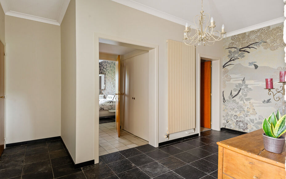 Leemans Real Estate vous propose cette villa clé en main, située sur un terrain spacieux d'environ 30 ares (0,3 acre), avec un espace commercial/bureau moderne attenant de 101 m² (100 pieds carrés). Plusieurs places de parking sont disponibles dans l'