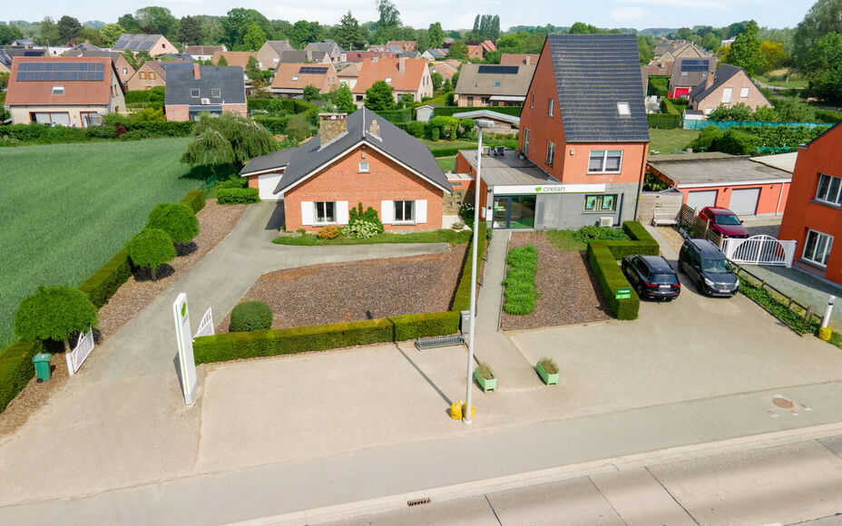 Leemans Real Estate vous propose cette villa clé en main, située sur un terrain spacieux d'environ 30 ares (0,3 acre), avec un espace commercial/bureau moderne attenant de 101 m² (100 pieds carrés). Plusieurs places de parking sont disponibles dans l'