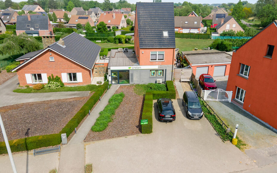 Leemans Real Estate vous propose cette villa clé en main, située sur un terrain spacieux d'environ 30 ares (0,3 acre), avec un espace commercial/bureau moderne attenant de 101 m² (100 pieds carrés). Plusieurs places de parking sont disponibles dans l'