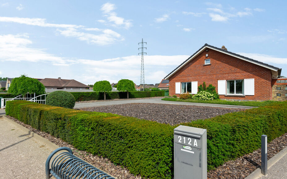 Leemans Real Estate vous propose cette villa clé en main sur un terrain spacieux d'environ 30 ares !

Cette magnifique villa de plain-pied, prête à emménager, est idéale pour ceux qui recherchent espace, confort et tranquillité. Elle comprend trois 