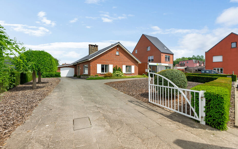 Leemans Real Estate vous propose cette villa clé en main sur un terrain spacieux d'environ 30 ares !

Cette magnifique villa de plain-pied, prête à emménager, est idéale pour ceux qui recherchent espace, confort et tranquillité. Elle comprend trois 