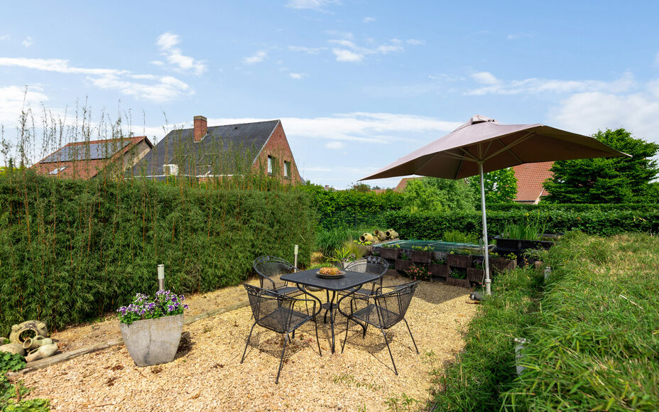 Leemans Real Estate vous propose cette villa clé en main sur un terrain spacieux d'environ 30 ares !

Cette magnifique villa de plain-pied, prête à emménager, est idéale pour ceux qui recherchent espace, confort et tranquillité. Elle comprend trois 