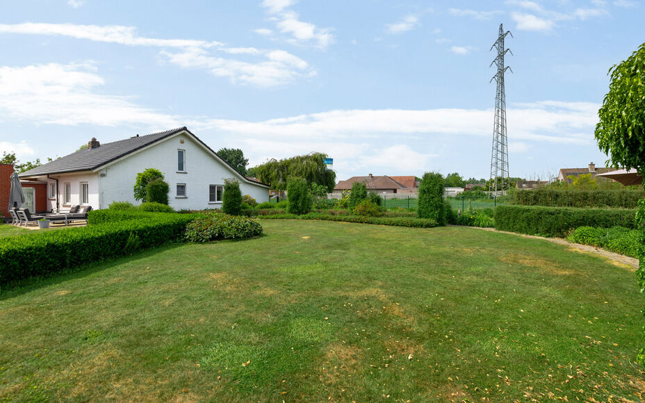 Leemans Real Estate vous propose cette villa clé en main sur un terrain spacieux d'environ 30 ares !

Cette magnifique villa de plain-pied, prête à emménager, est idéale pour ceux qui recherchent espace, confort et tranquillité. Elle comprend trois 