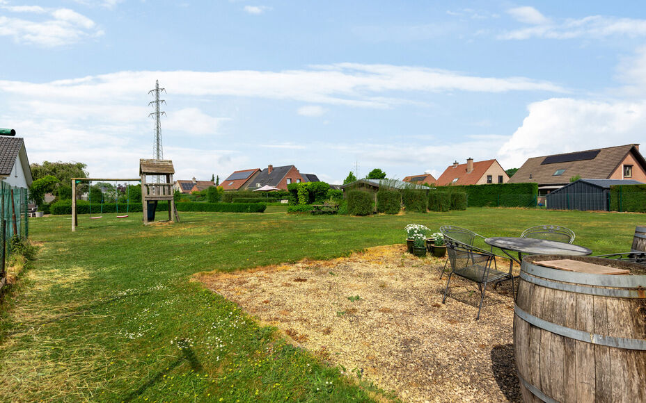 Leemans Real Estate vous propose cette villa clé en main sur un terrain spacieux d'environ 30 ares !

Cette magnifique villa de plain-pied, prête à emménager, est idéale pour ceux qui recherchent espace, confort et tranquillité. Elle comprend trois 