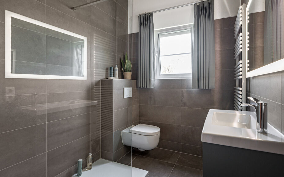 Leemans Real Estate vous propose cette villa clé en main sur un terrain spacieux d'environ 30 ares !

Cette magnifique villa de plain-pied, prête à emménager, est idéale pour ceux qui recherchent espace, confort et tranquillité. Elle comprend trois 