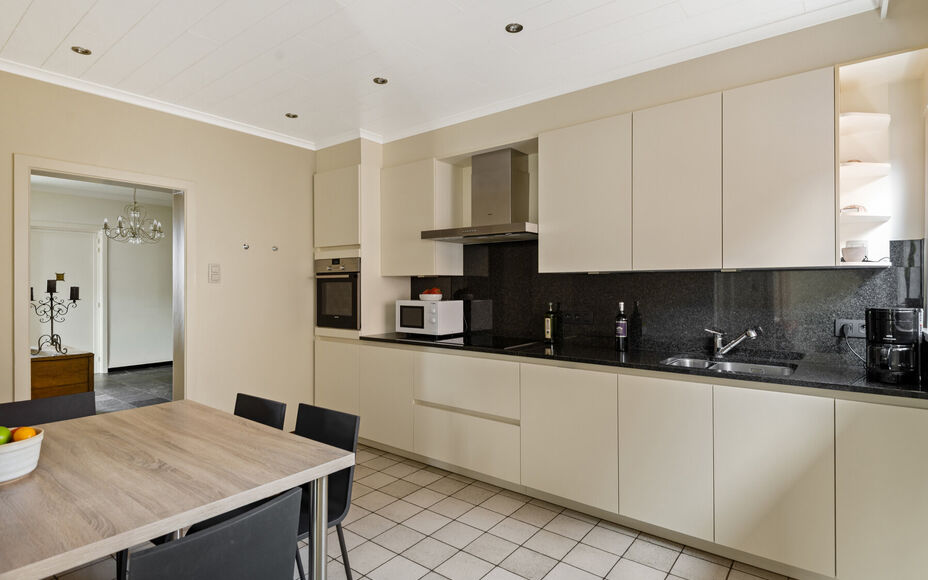 Leemans Real Estate vous propose cette villa clé en main sur un terrain spacieux d'environ 30 ares !

Cette magnifique villa de plain-pied, prête à emménager, est idéale pour ceux qui recherchent espace, confort et tranquillité. Elle comprend trois 