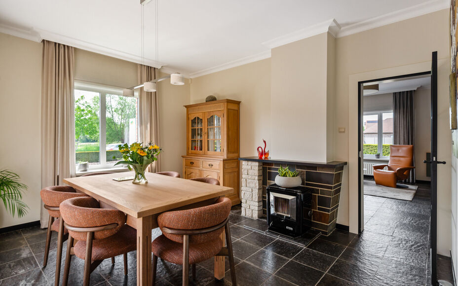 Leemans Real Estate vous propose cette villa clé en main sur un terrain spacieux d'environ 30 ares !

Cette magnifique villa de plain-pied, prête à emménager, est idéale pour ceux qui recherchent espace, confort et tranquillité. Elle comprend trois 